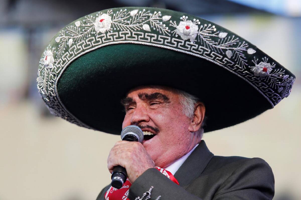 Vicente Fernández gana un Grammy y presentador dice que no pudo asistir