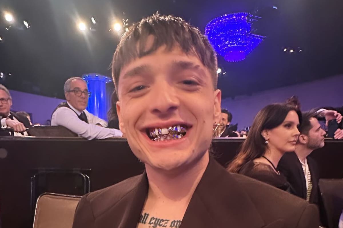 ¿Qué le pasó a Peso Pluma en los dientes? El famoso impone moda con su nueva dentadura