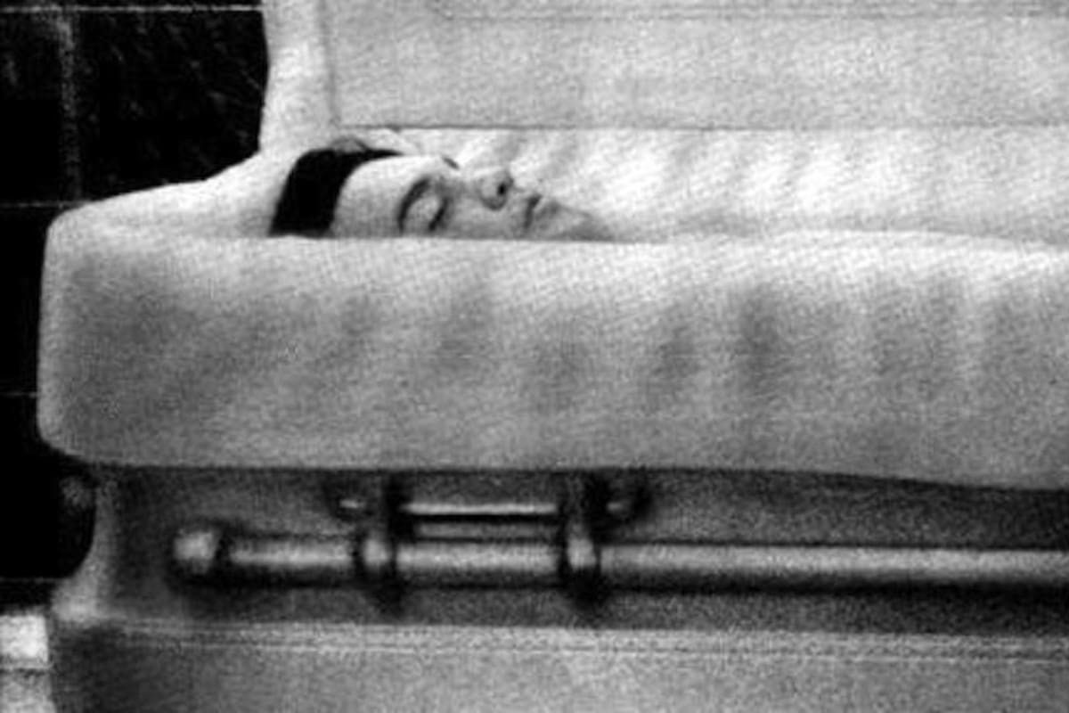 7 famosos que tuvieron funerales con ataúd abierto
