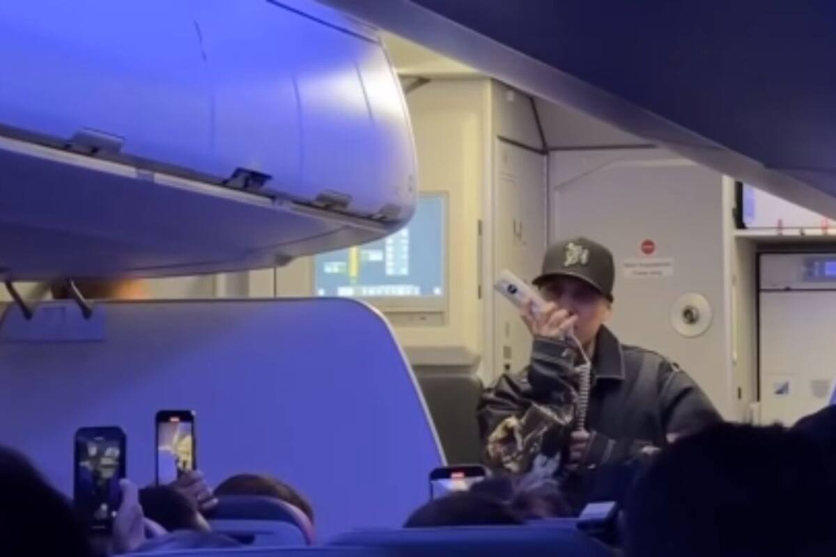 Santa Fe Klan ofrece un concierto improvisado a los pasajeros de un avión