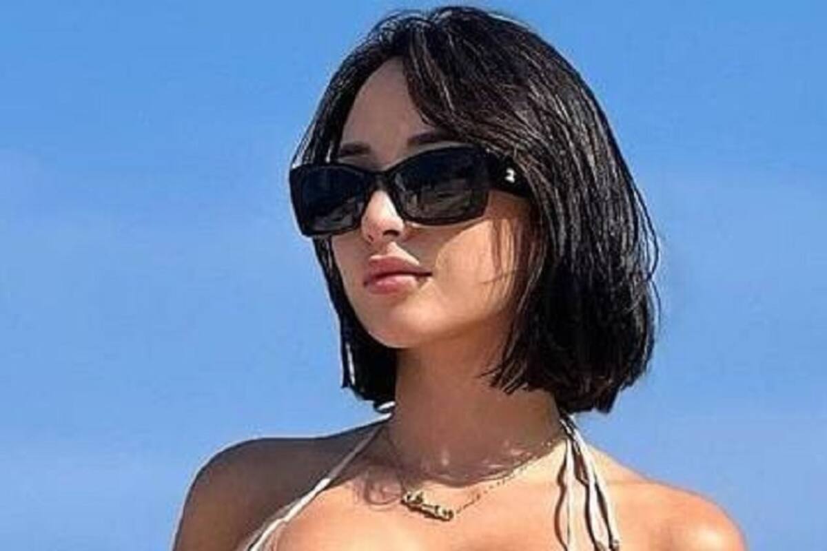 Verónica Perasso luce su escultural figura en bikini desde la playa