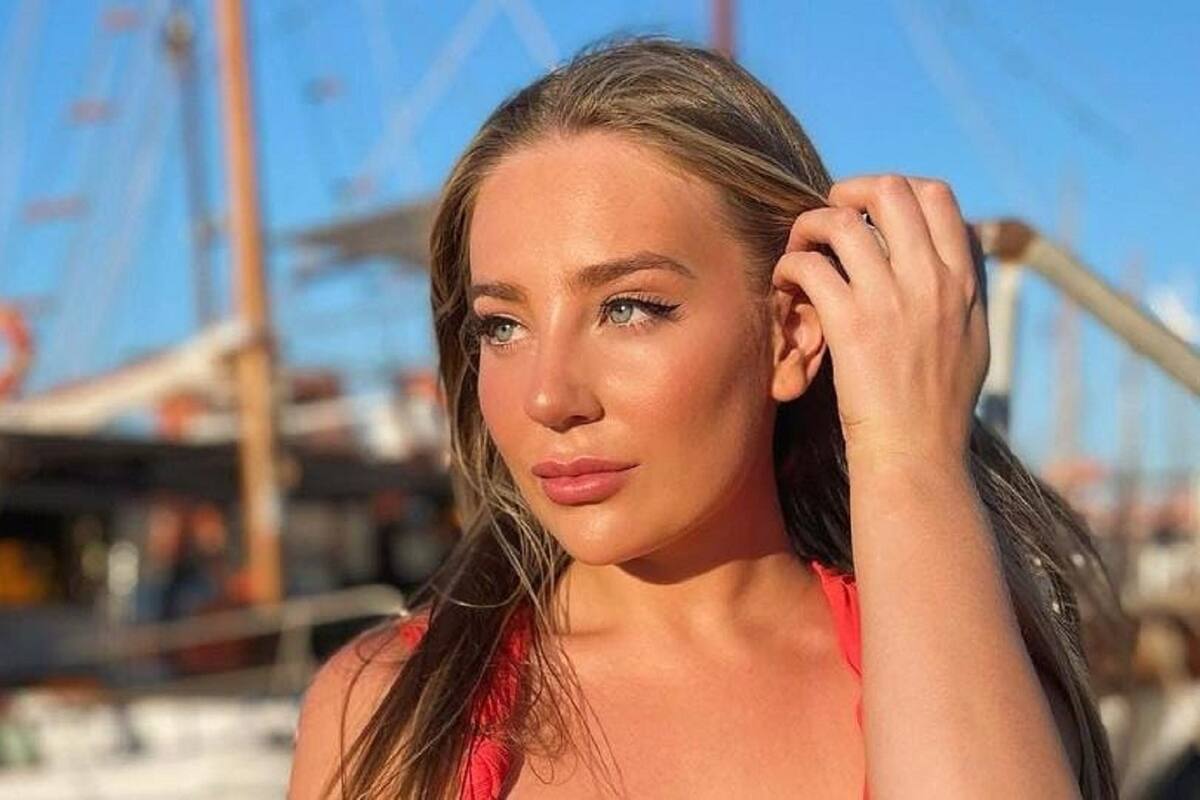 Bethany Lily April deslumbra a sus fans al modelar sus grandes encantos en bikini