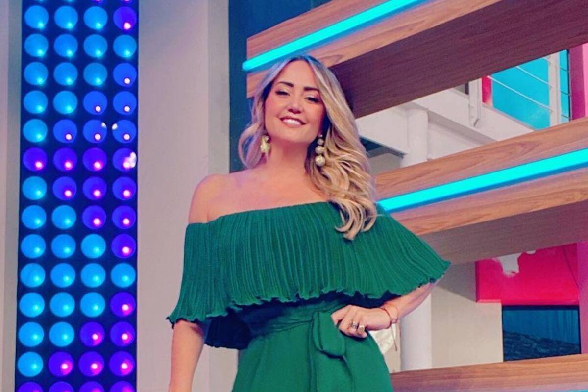 Andrea Legarreta luce piernas en corto vestido de lunares