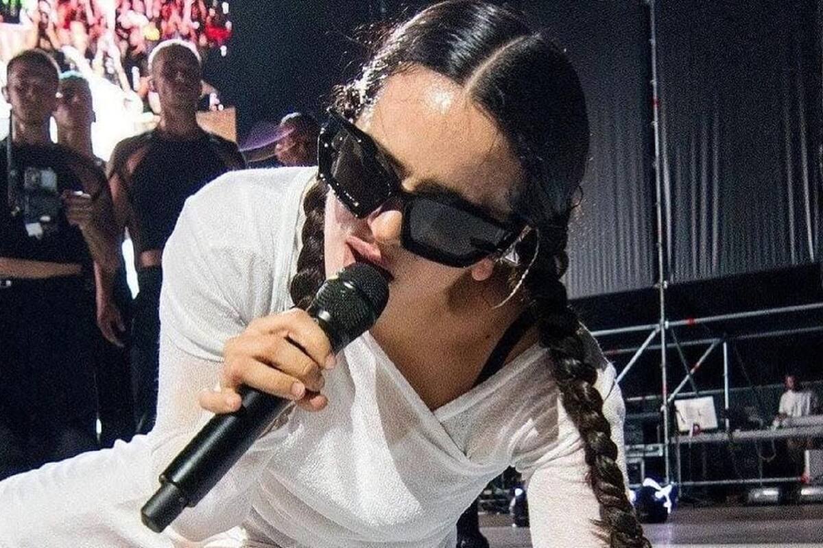 Rosalía para concierto al ver que fan comenzó a sentirse mal