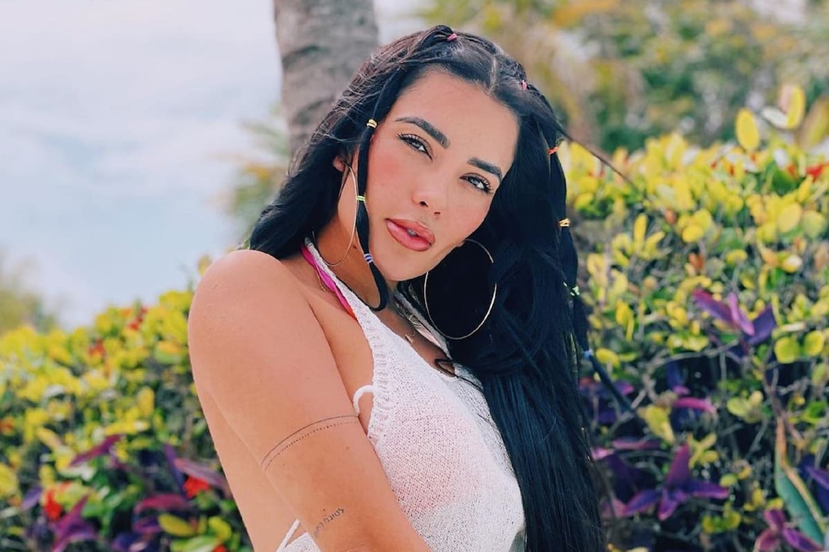 Dania Méndez luce sus hermosas curvas con bikini de dos piezas desde la playa