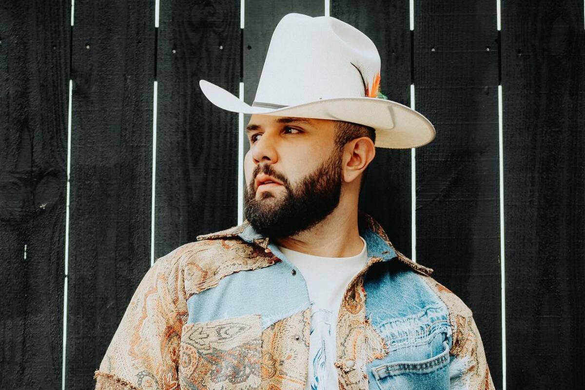 Carín León hace polémica confesión durante concierto, ¿qué fue lo que dijo?