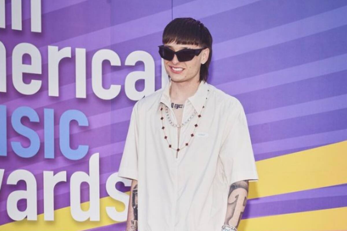 Peso Pluma saca a relucir su inglés en una entrevista tras presentarse en Coachella