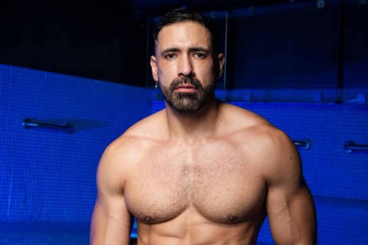 Osiris Orozco desafía la censura en Instagram al posar cubriendo sus atributos