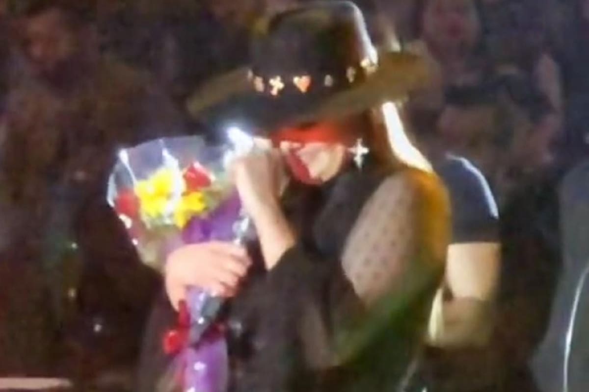 Yuridia no puede evitar las lágrimas en pleno concierto al recibir el apoyo del público tras polémica con “Ventaneando”