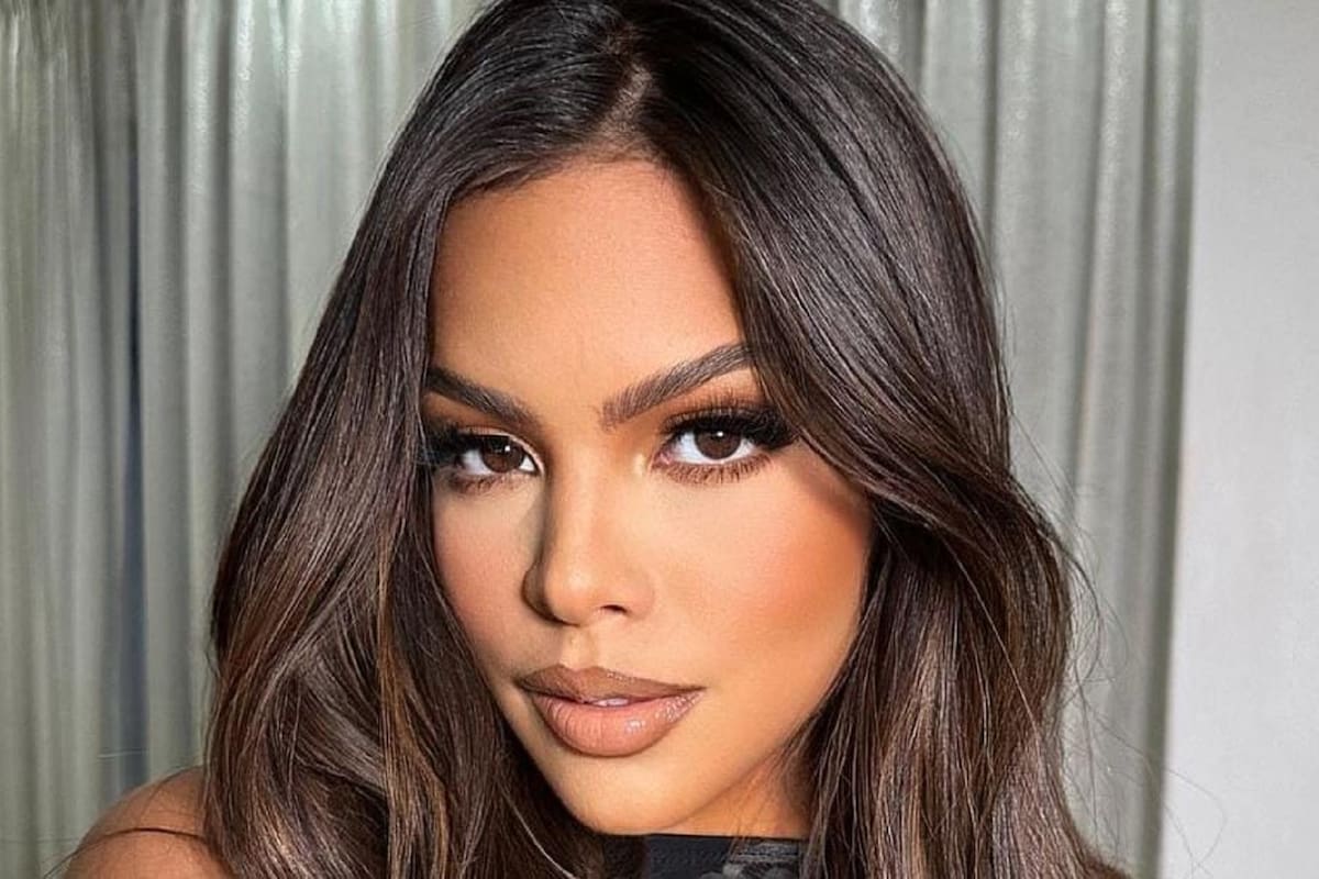 Gracie Bon luce su escultural figura con su traje de baño rojo