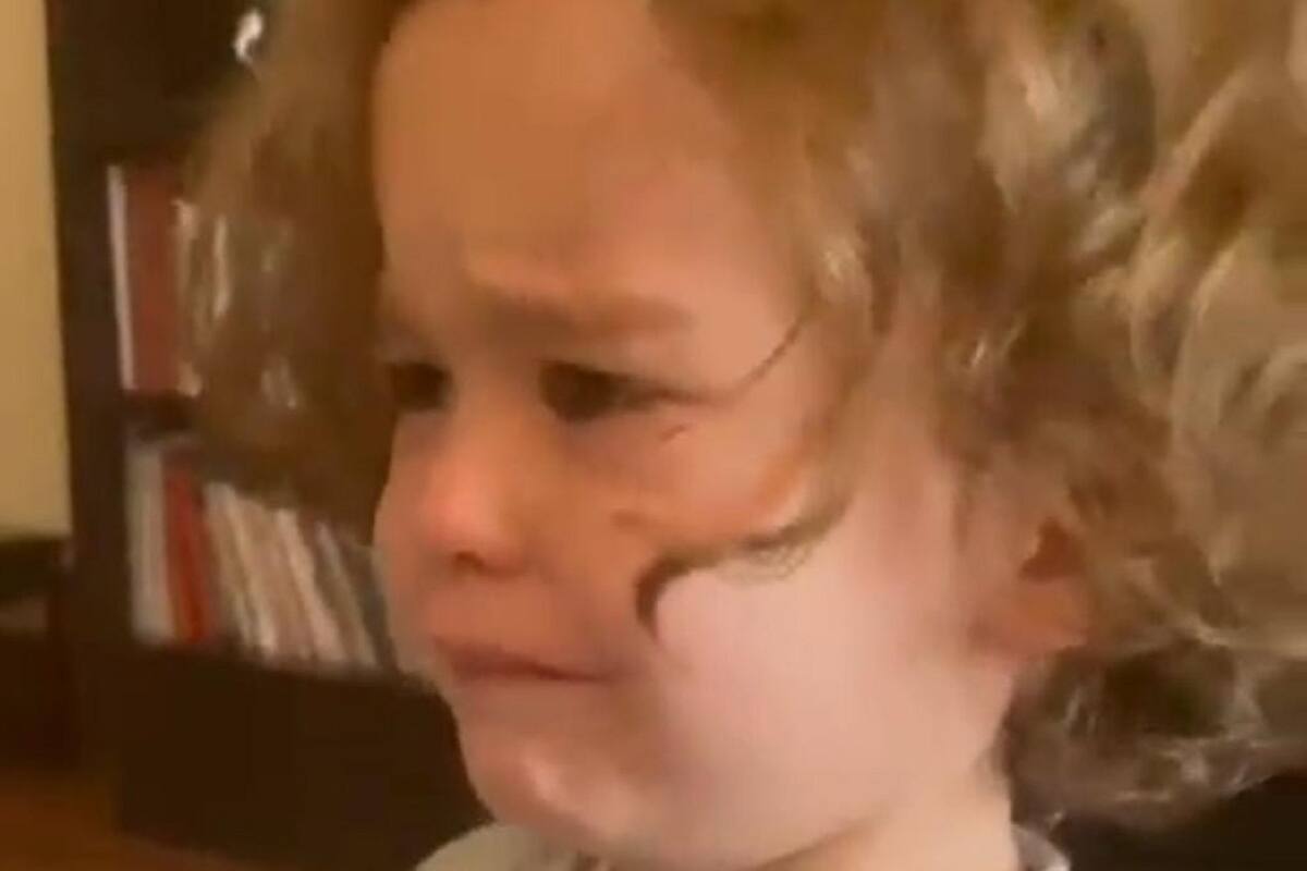 Niña se vuelve viral en TikTok por su tierna forma de pedirle un tlacoyo a su abuela