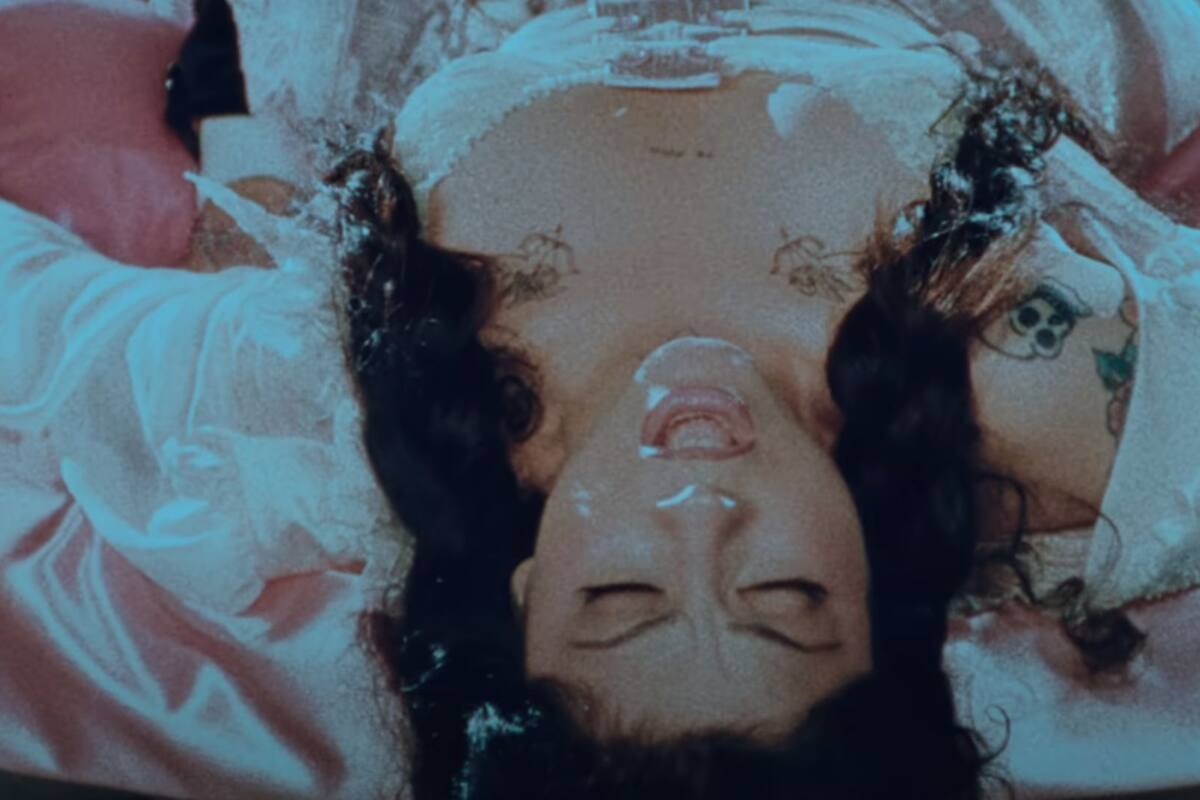 VIDEO: Mon Laferte desata polémica tras ''recibir'' cunnilingus en nuevo clip