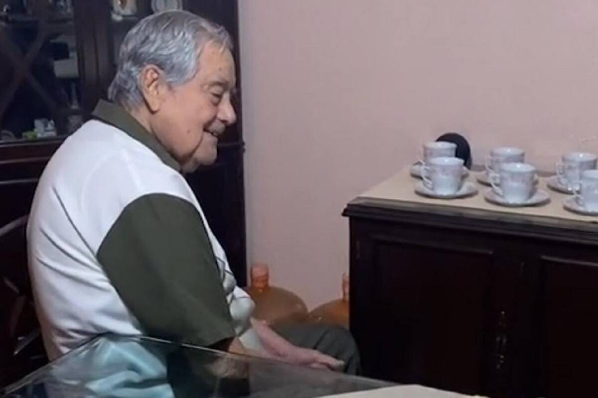 Así es como este abuelito se divierte jugando con Alexa de Amazon