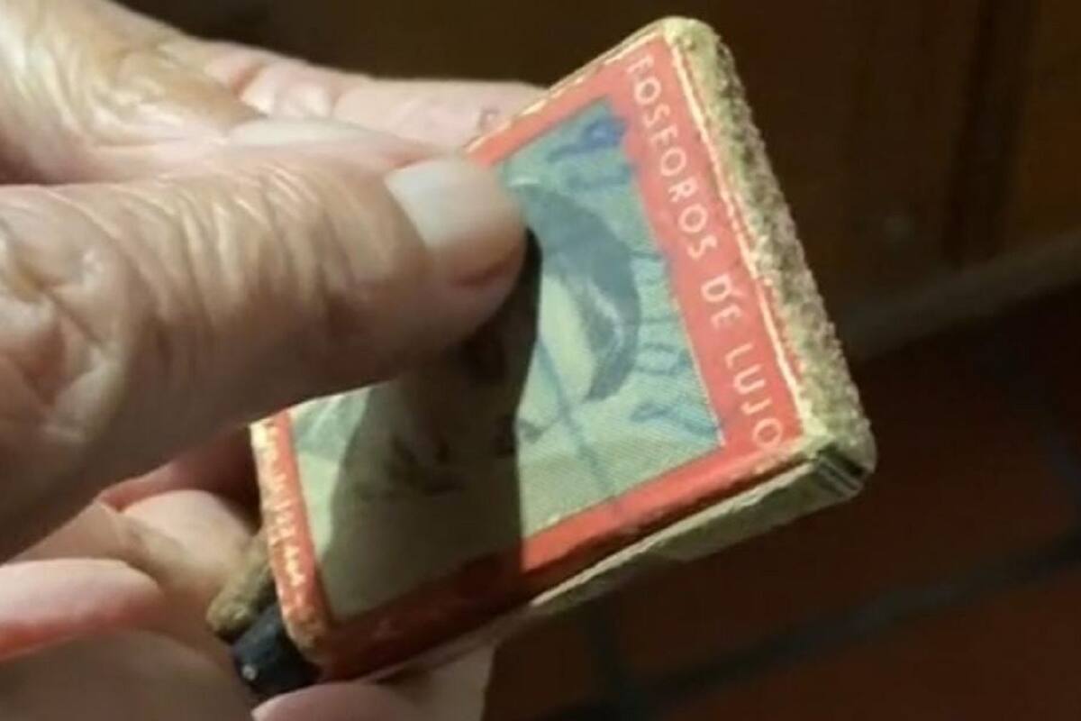 Abuelo conserva por 70 años la caja de fósforos donde su esposa le dio su número