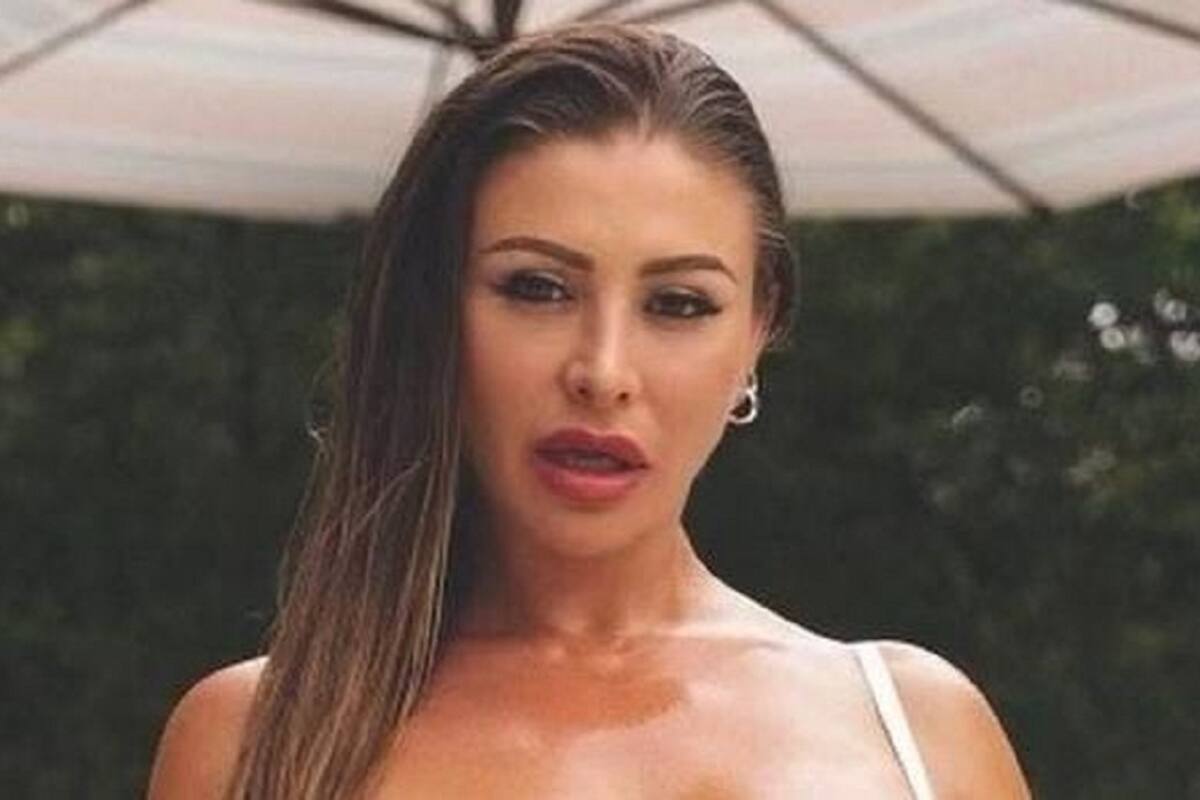 Francia James modelo sus grandes encantos con ajustado bikini en la regadera