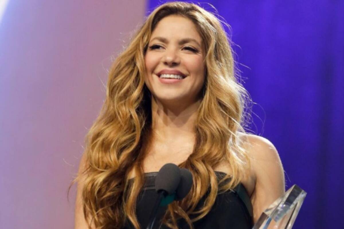 Shakira rompe las redes sociales con sensual minivestido en los premios Billboard