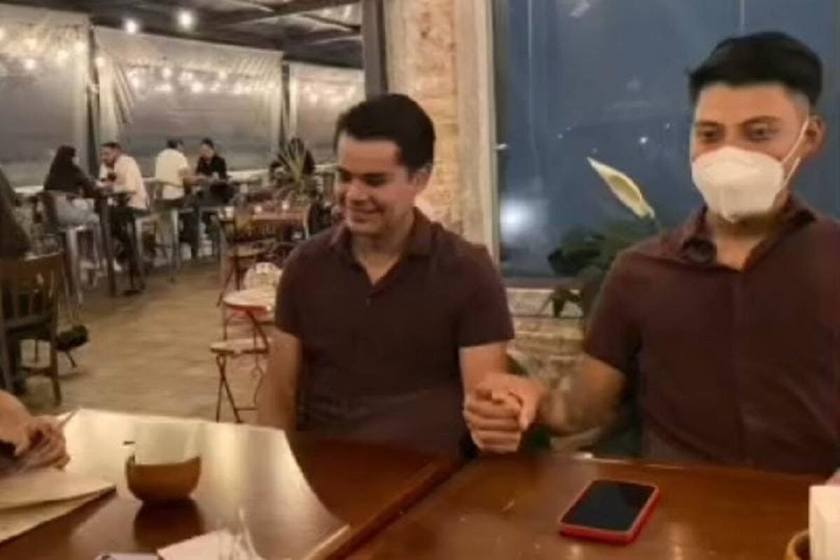 Amigas se ponen de acuerdo para comprarles las mismas camisas a sus novios