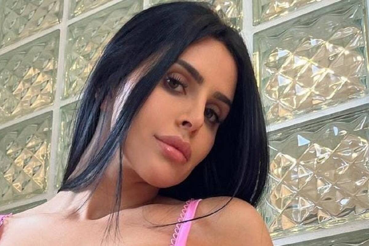 Lily Adrianne genera los suspiros de sus fans al modelar su sopa interior de encaje rosa