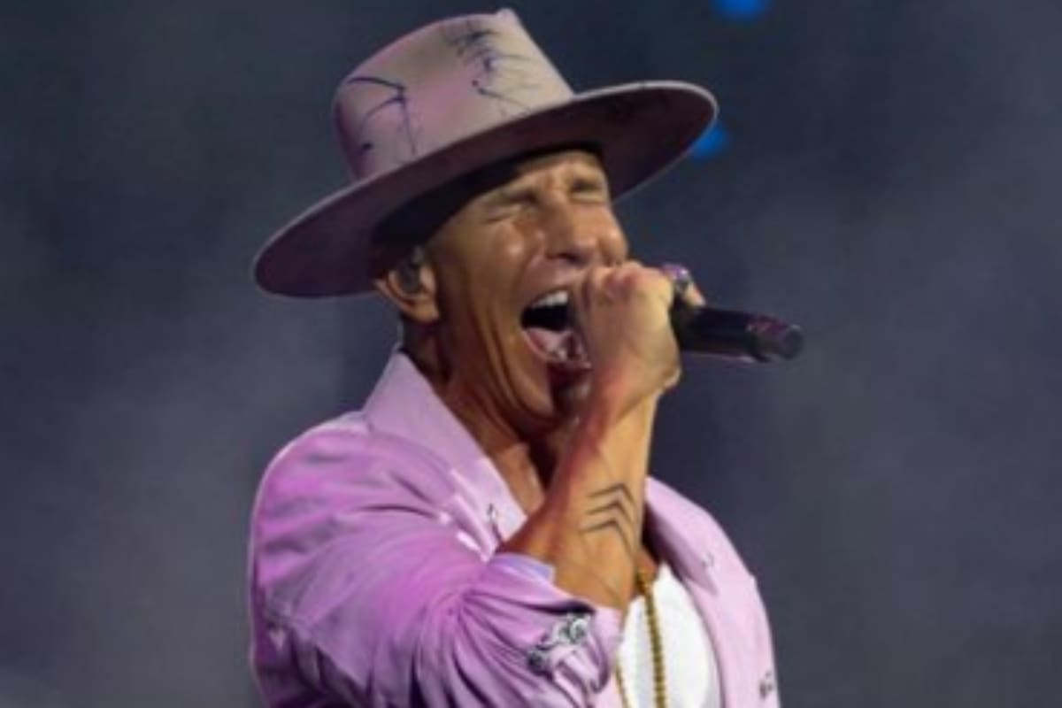 Erik Rubín le niega beso a Apio Quijano durante presentación