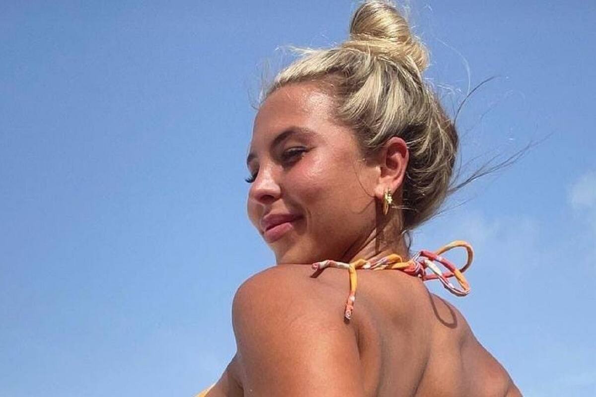 Natalia Garibotto deslumbra a sus fans modelando su bikini desde la playa