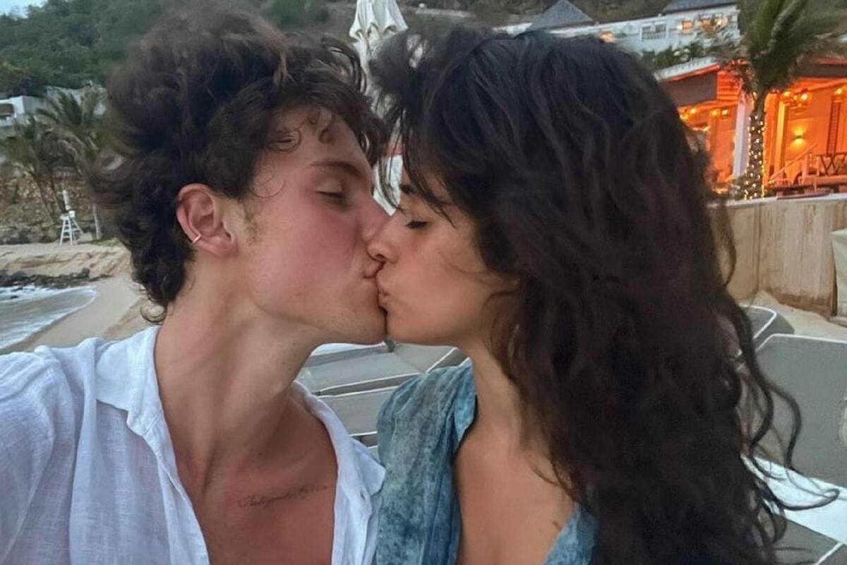 Camila Cabello y Shawn Mendes celebran sus dos años juntos con viaje a la playa