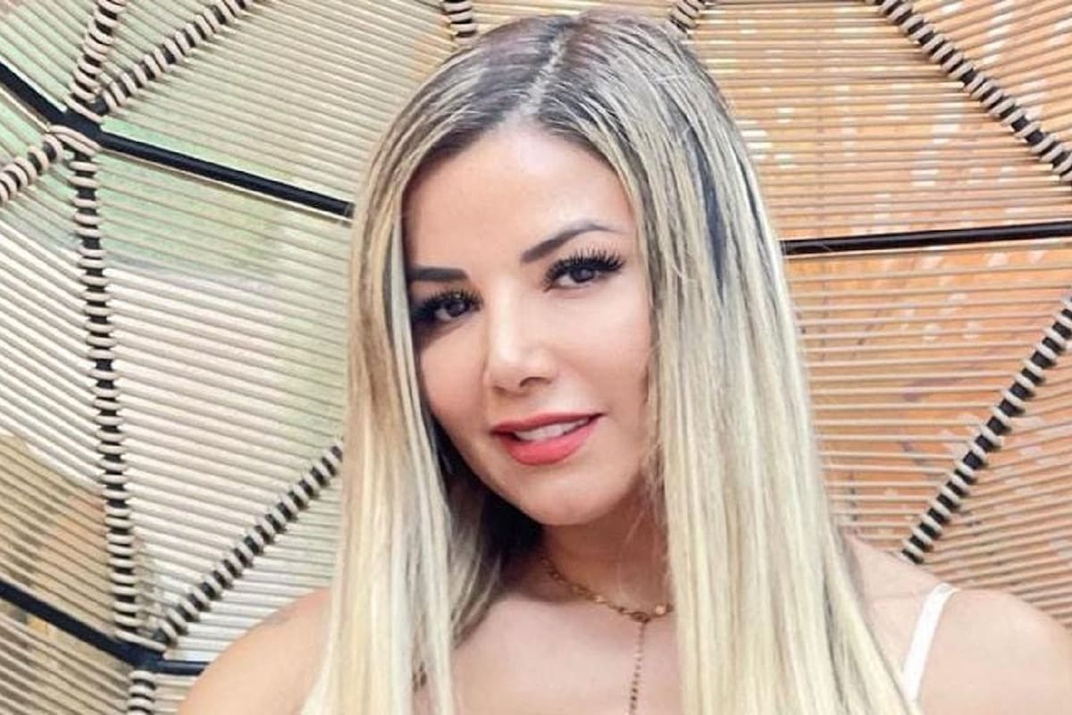 Aleida Núñez se roba las miradas al modelar sus grandes encantos con escotado vestido