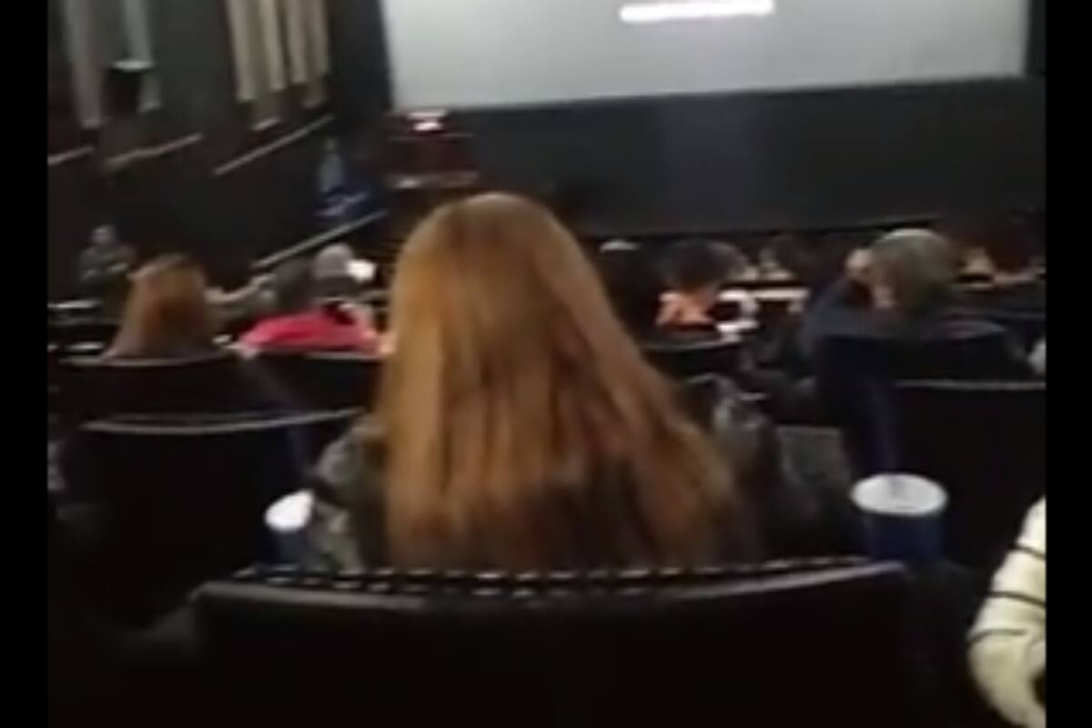 Viral: Joven es captado preparando sándwiches en el cine