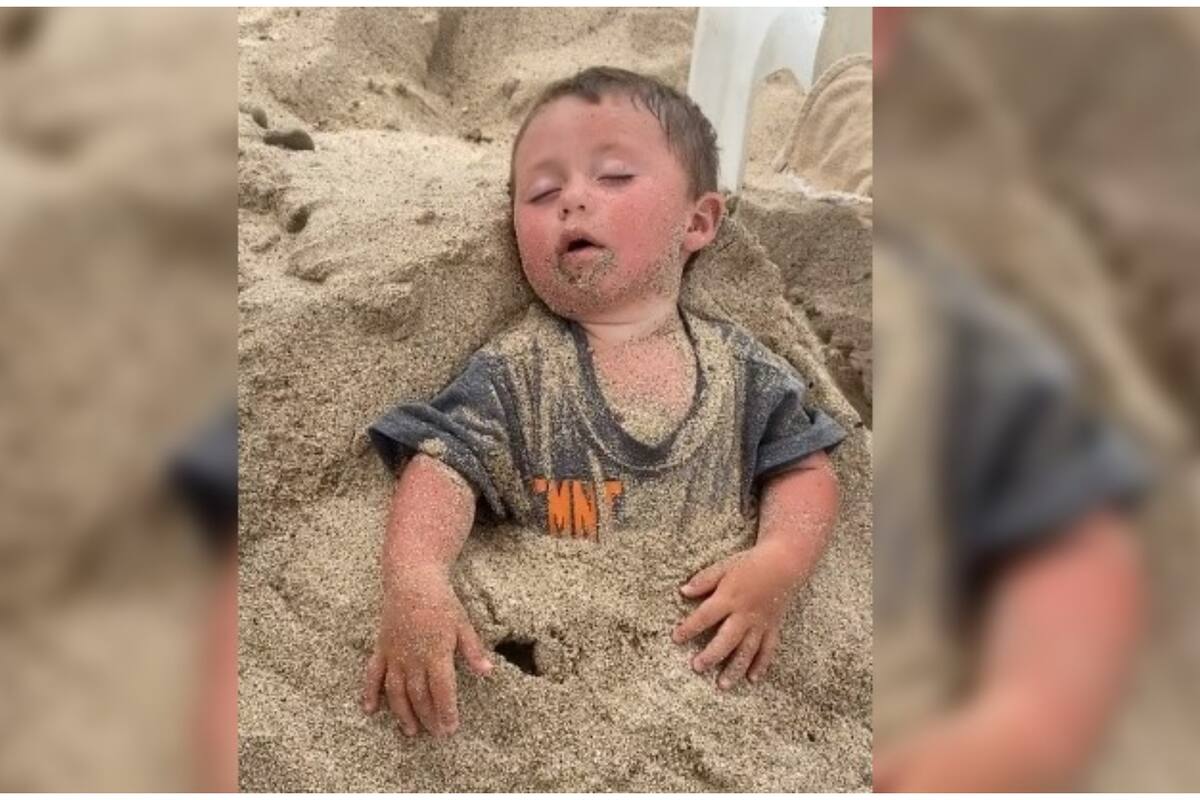 TikTok: Un adorable niño roba el corazón de usuarios al quedarse dormido en la playa