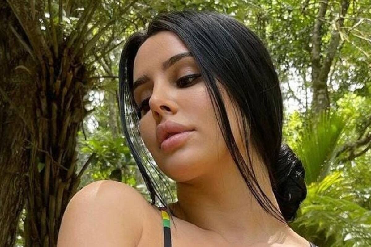 Lily Adrianne deja al descubierto su impresionante figura con colorido bikini