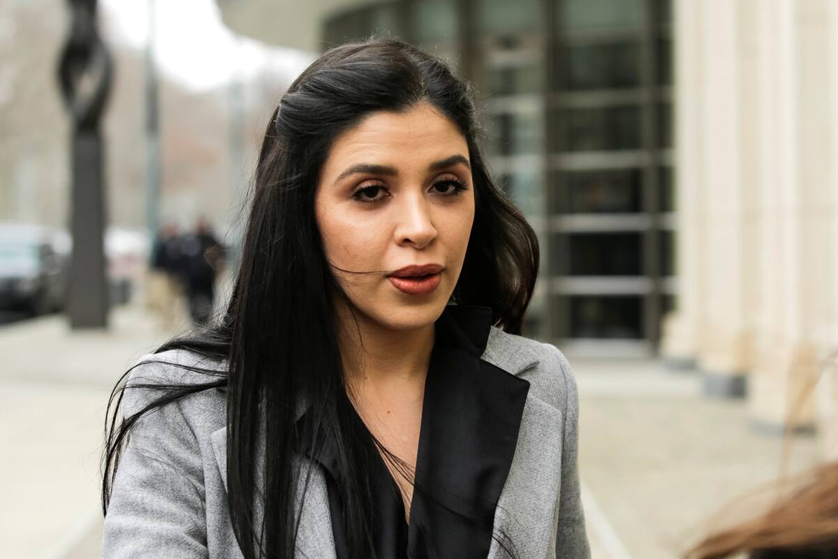 AME4860. NUEVA YORK (ESTADOS UNIDOS), 10/06/2021.- Fotografía de archivo fechada el 15 de febrero de 2018 que muestra a Emma Coronel Aispuro, esposa del narcotraficante mexicano Joaquín "El Chapo" Guzmán, mientras sale de la sede de los tribunales del Distrito Este de Nueva York, en Brooklyn (EE.UU.). Emma Coronel, la esposa del narcotraficante mexicano Joaquín "El Chapo" Guzmán, se declaró este jueves culpable de tres delitos relacionados con el narcotráfico en un juzgado del distrito de Washington DC tras un acuerdo con la Justicia de Estados Unidos. EFE/Eduardo Muñoz Álvarez/ARCHIVO