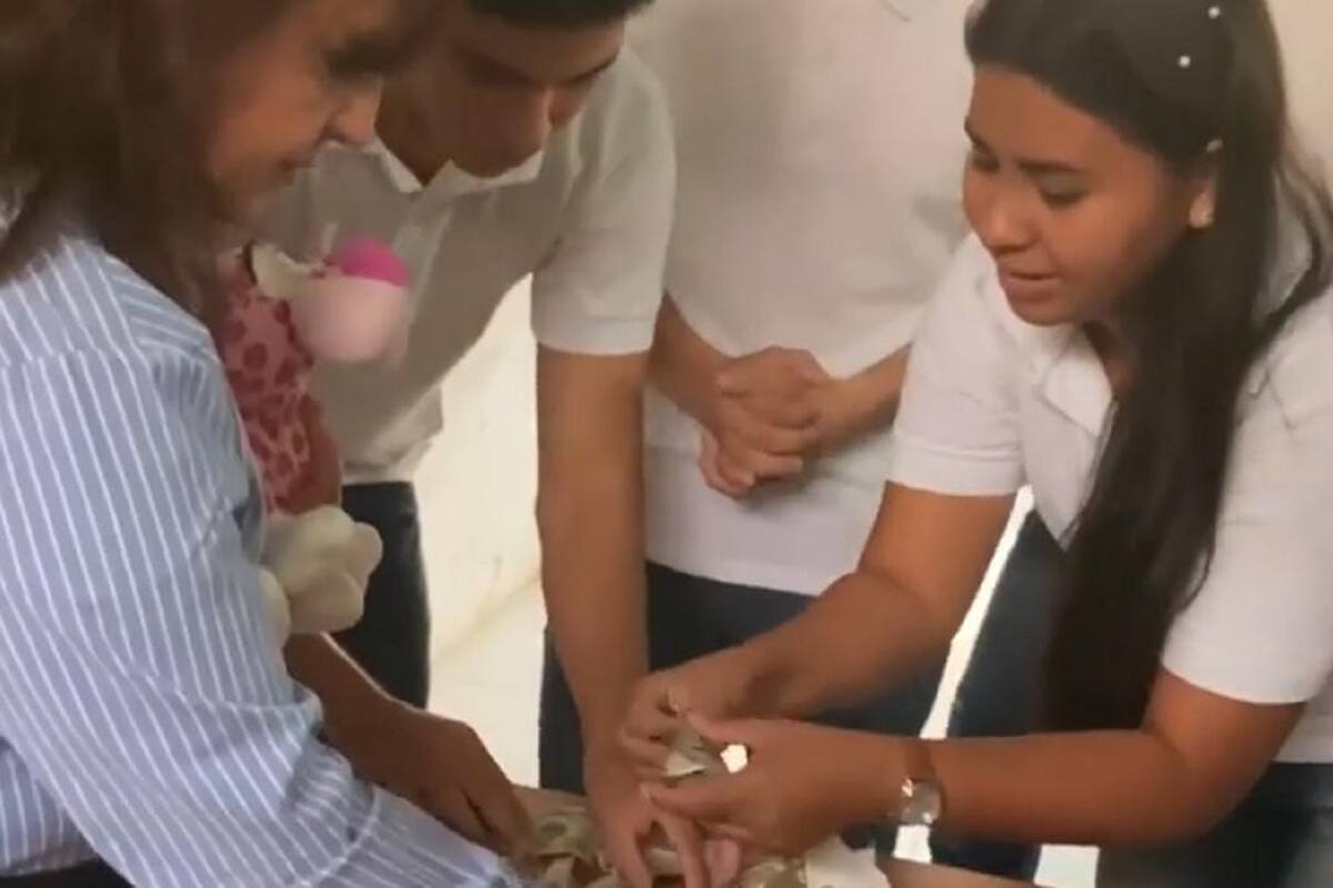 VIDEO VIRAL: Alumnos ayudan a su maestra a pagar la quimioterapia de su hijo