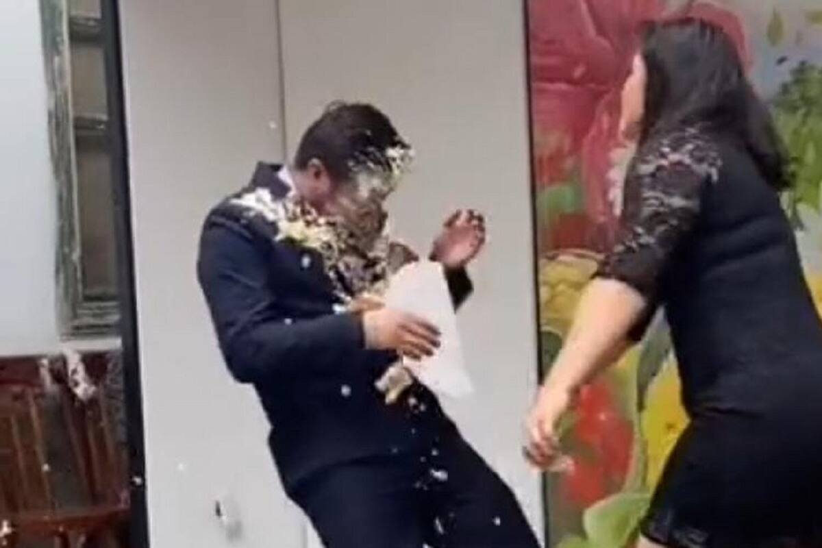 VIDEO VIRAL: Mujer le da pastelazo a su pareja por infiel enfrente de mariachis