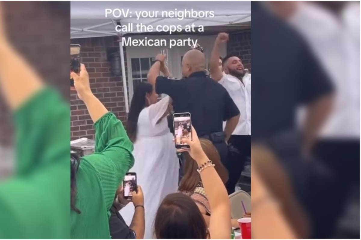VIRAL: Ni los policías de Estados Unidos se resisten al ambiente de las fiestas mexicanas