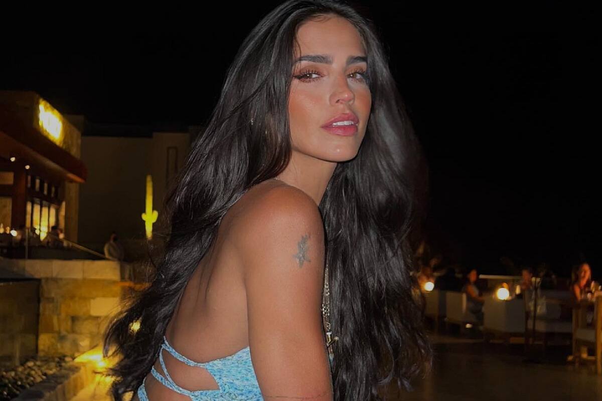 Bárbara de Regil muestra su tonificada figura acostada en la arena