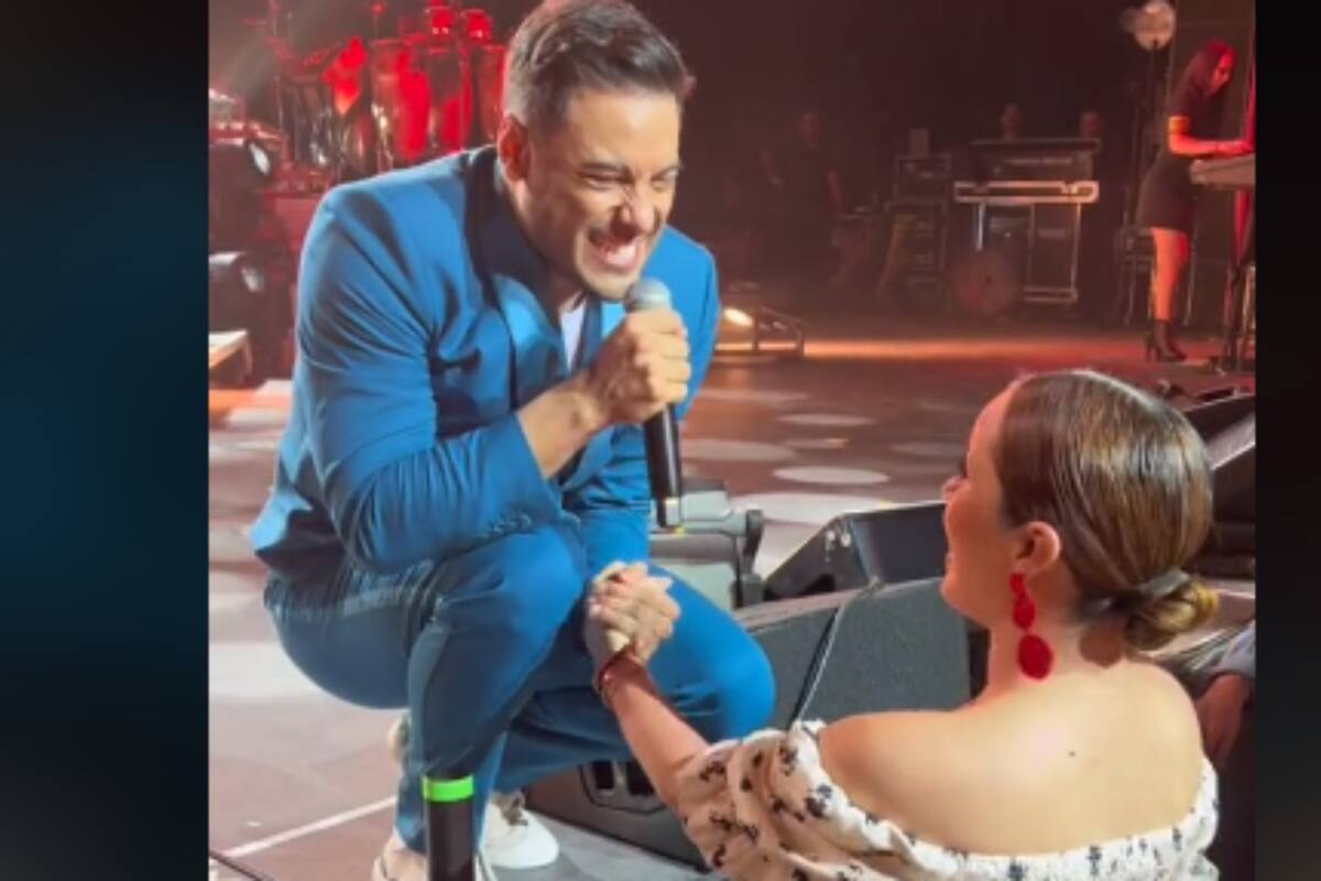 Carlos Rivera y Cynthia Rodríguez protagonizan romántico beso durante un concierto en Acapulco