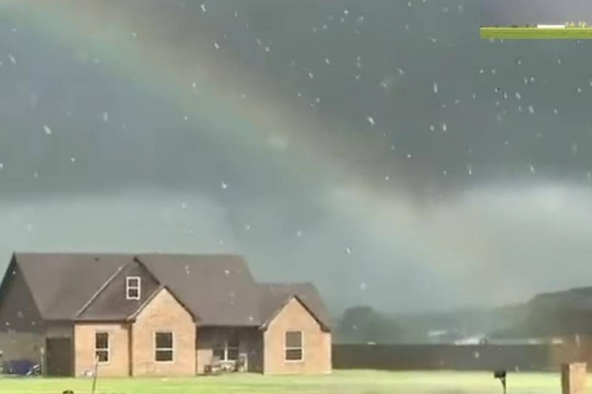 Impresionante video de un tornado acompañado por un arcoíris se hace viral