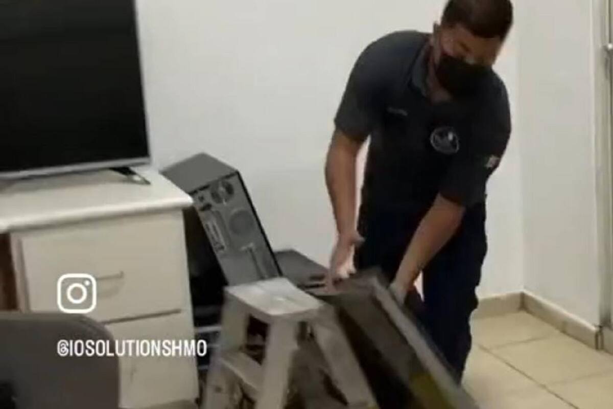 Joven tira pantalla justo cuando estaban promocionando su negocio