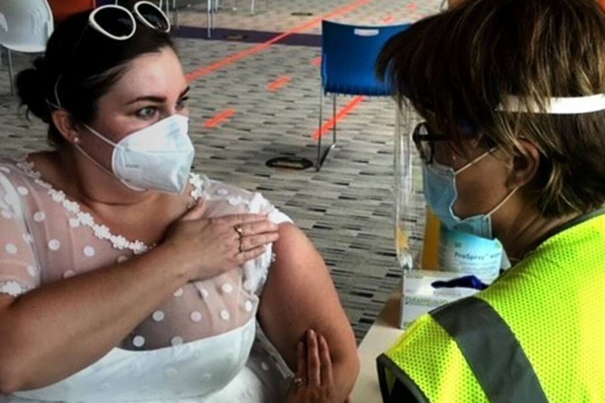 Mujer se viraliza al acudir a vacunarse con vestido de novia