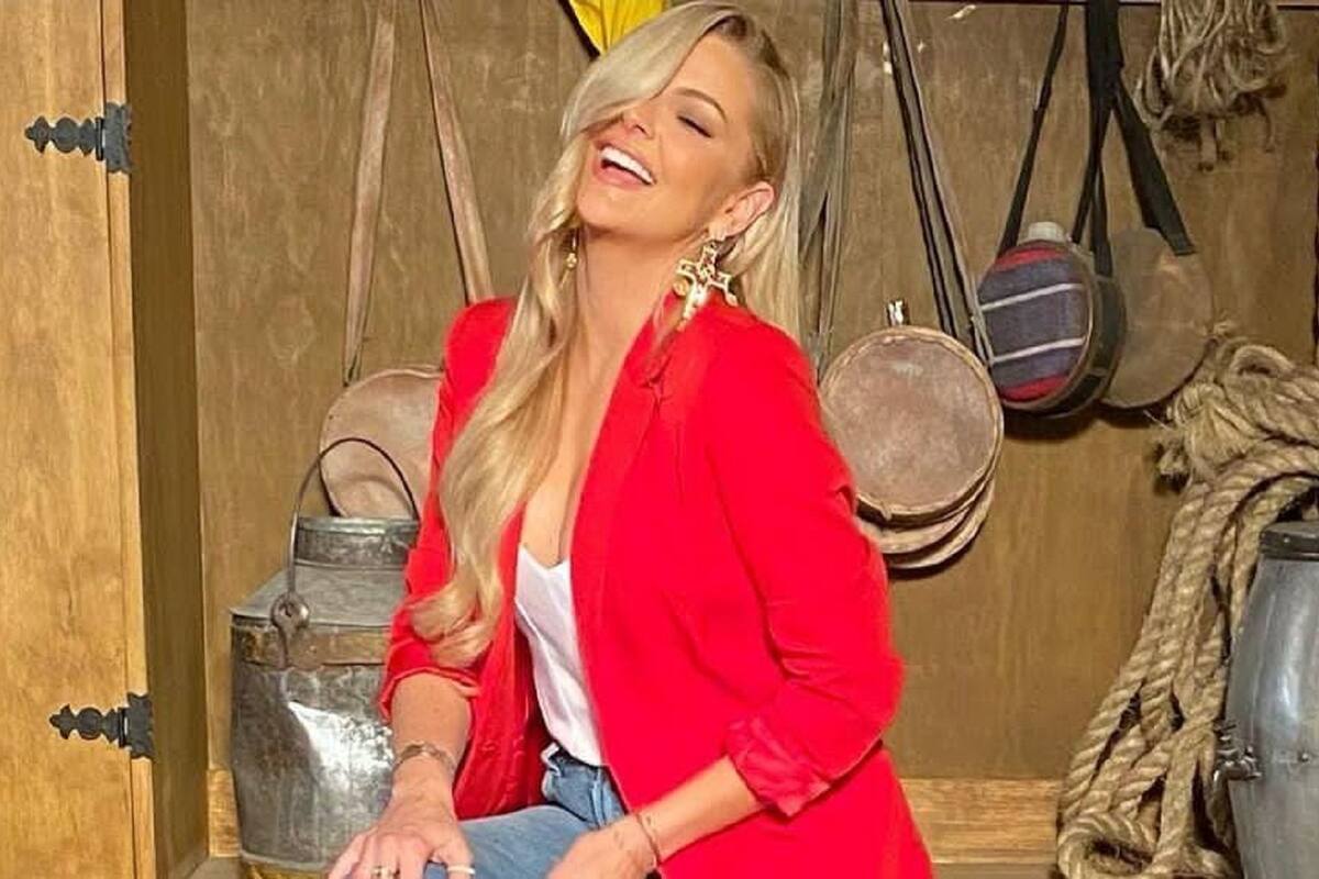 Desde la piscina Marjorie de Sousa modela de espaldas su sensual bikini