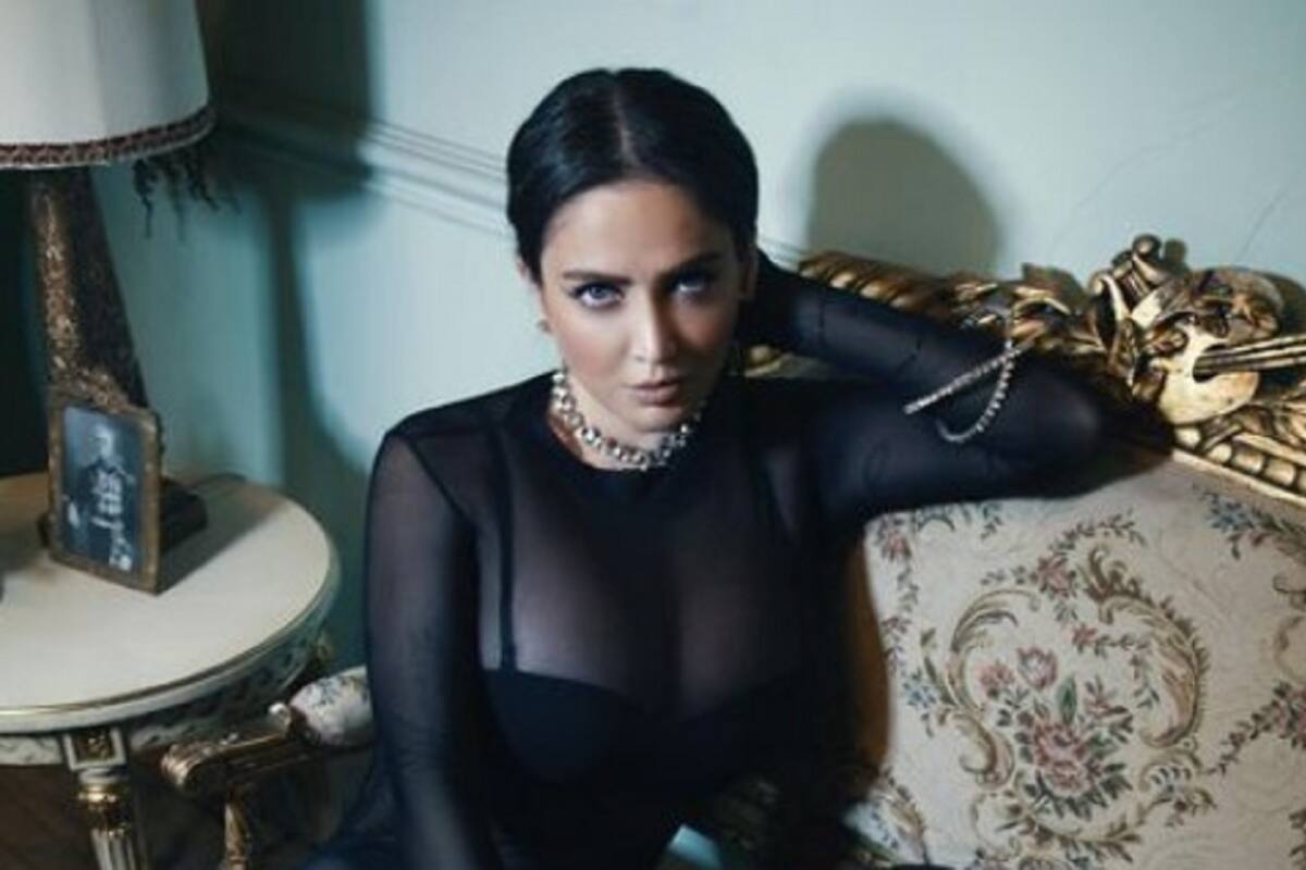 Celia Lora enseña su ropa interior de peluche posando en el baño