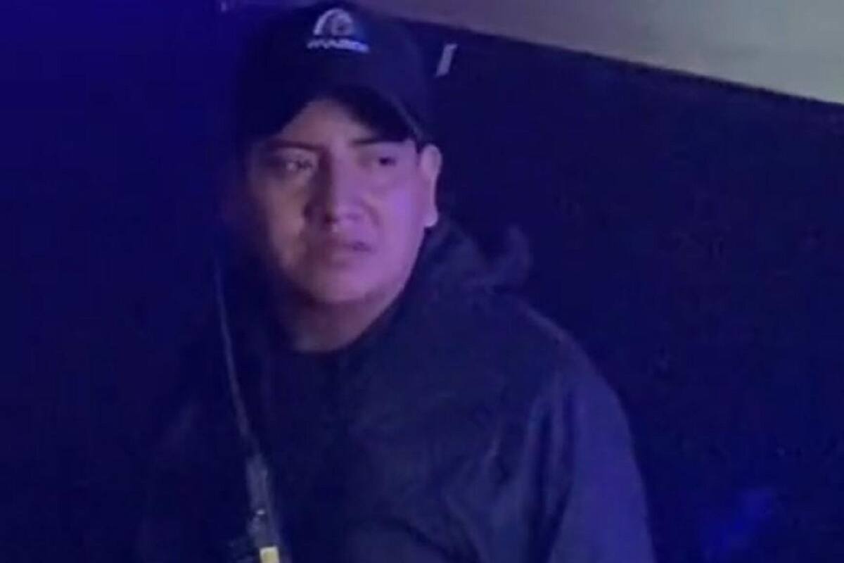 Staff de seguridad no puede evitar ponerse a cantar en concierto de Bad Bunny