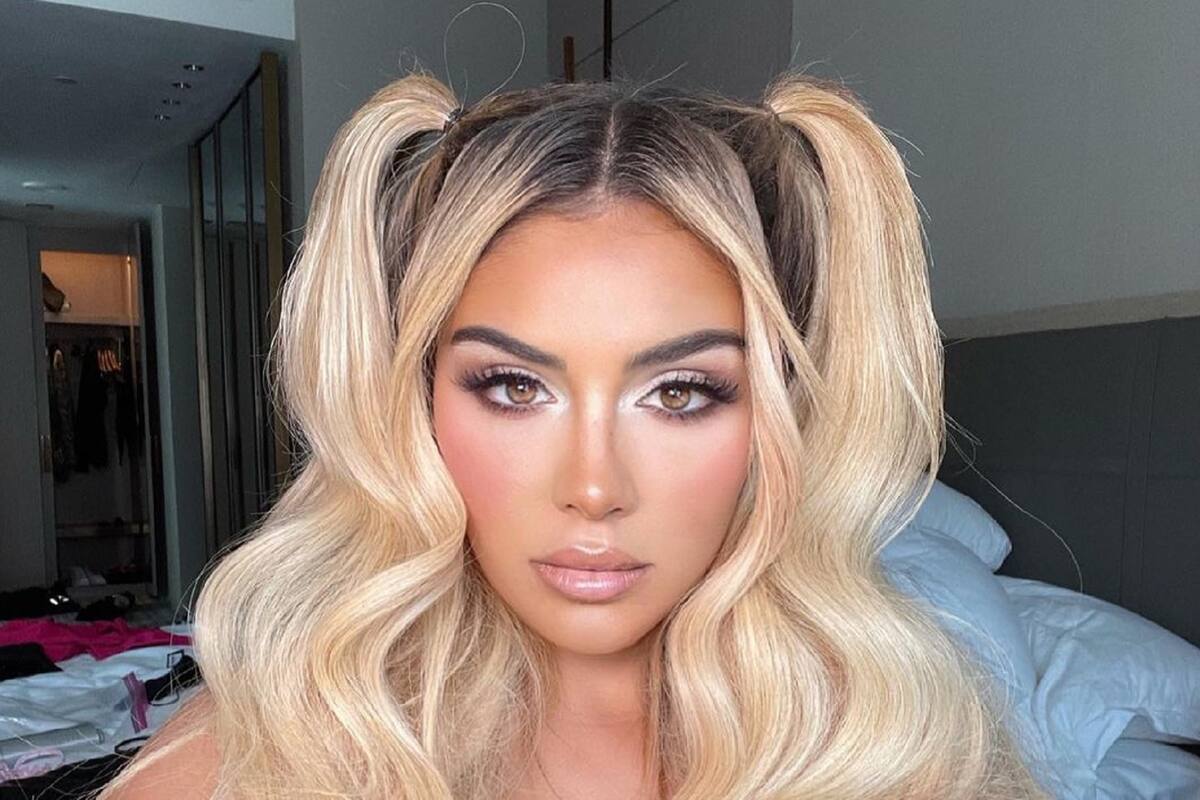 Alexa Dellanos muestra sus enormes encantos con diminuto vestido escotado