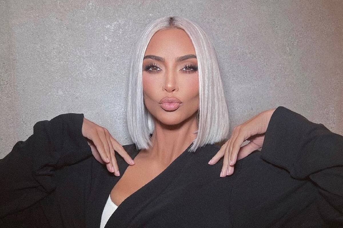 Kim Kardashian se quita todo para promocionar su ropa interior navideña y la critican