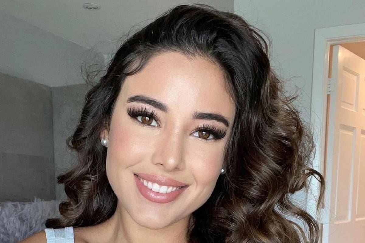 Angie Varona sorprende a sus seguidores con su pequeño bikini blanco en instagram