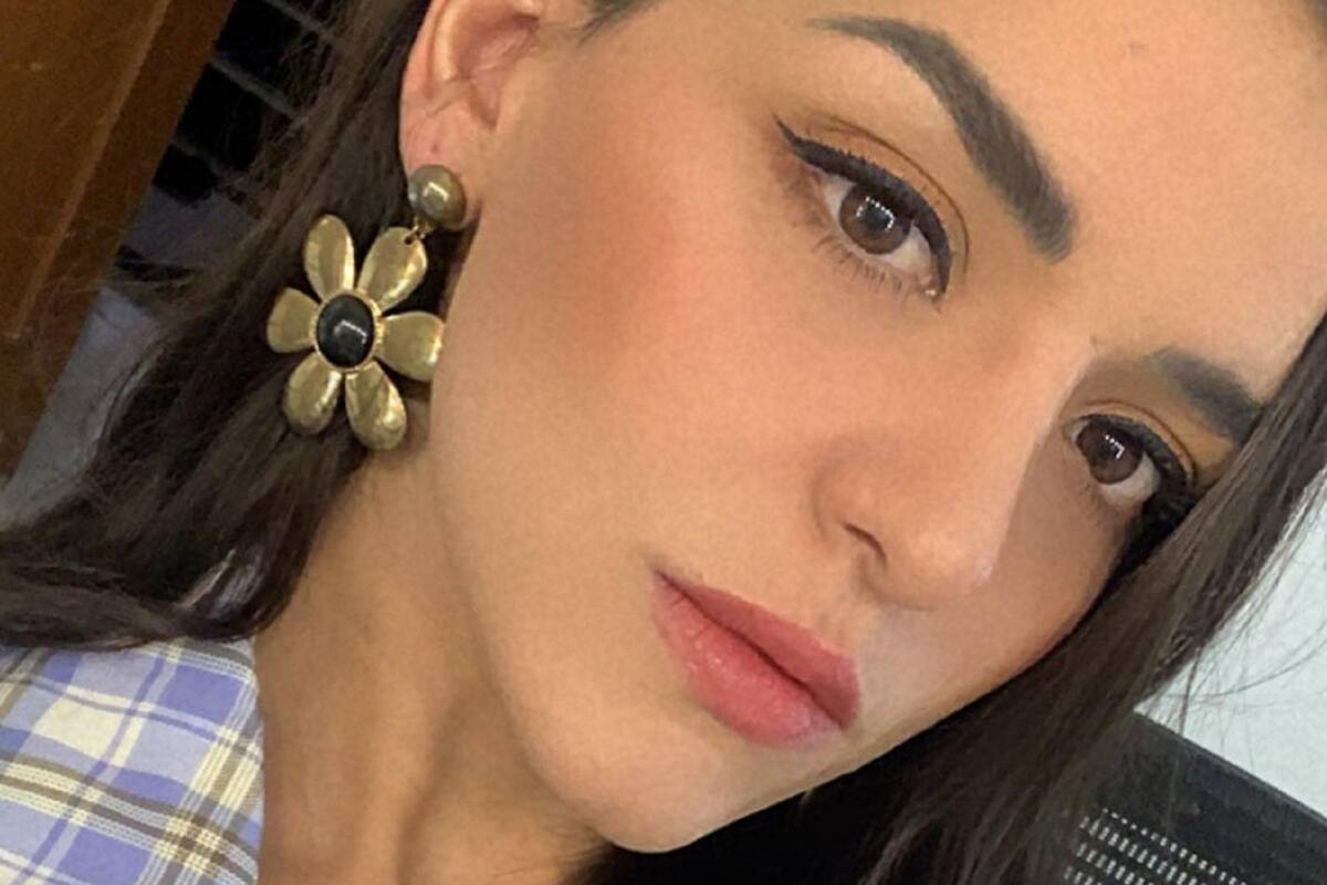 Tras pleito con Mati Álvarez, Casandra Ascencio luce cuerpazo frente al espejo y se quita su pareo