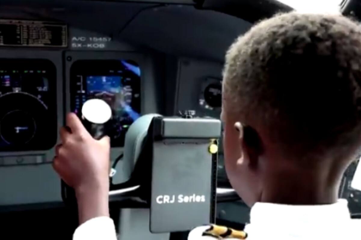 Niño de 7 años hace historia al pilotar un avión