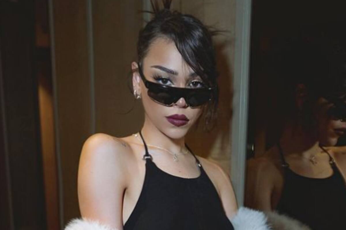 Danna Paola luce un llamativo outfit naranja con mirada seductora