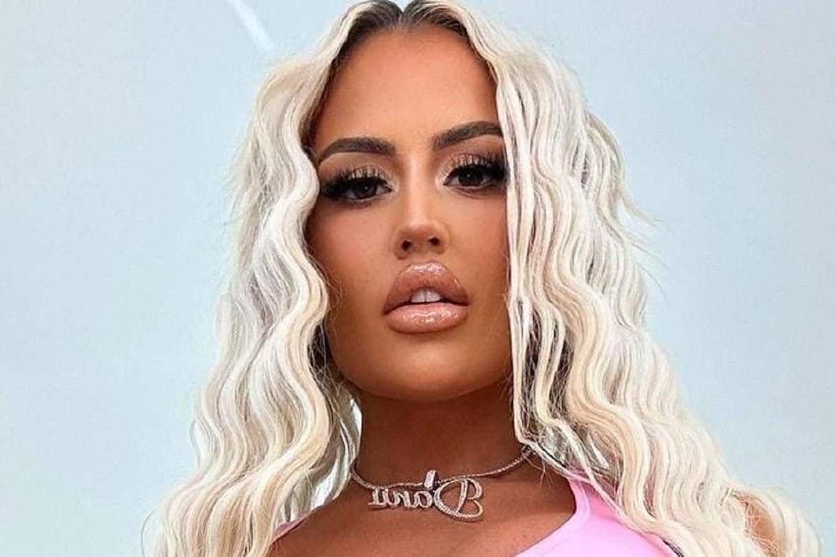 Danii Banks luce sus marcadas curvas con su bikini de Barbie