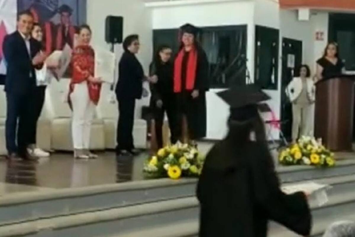 Niño felicita a su mamá en plena graduación: “Sí se pudo mami, te amo”