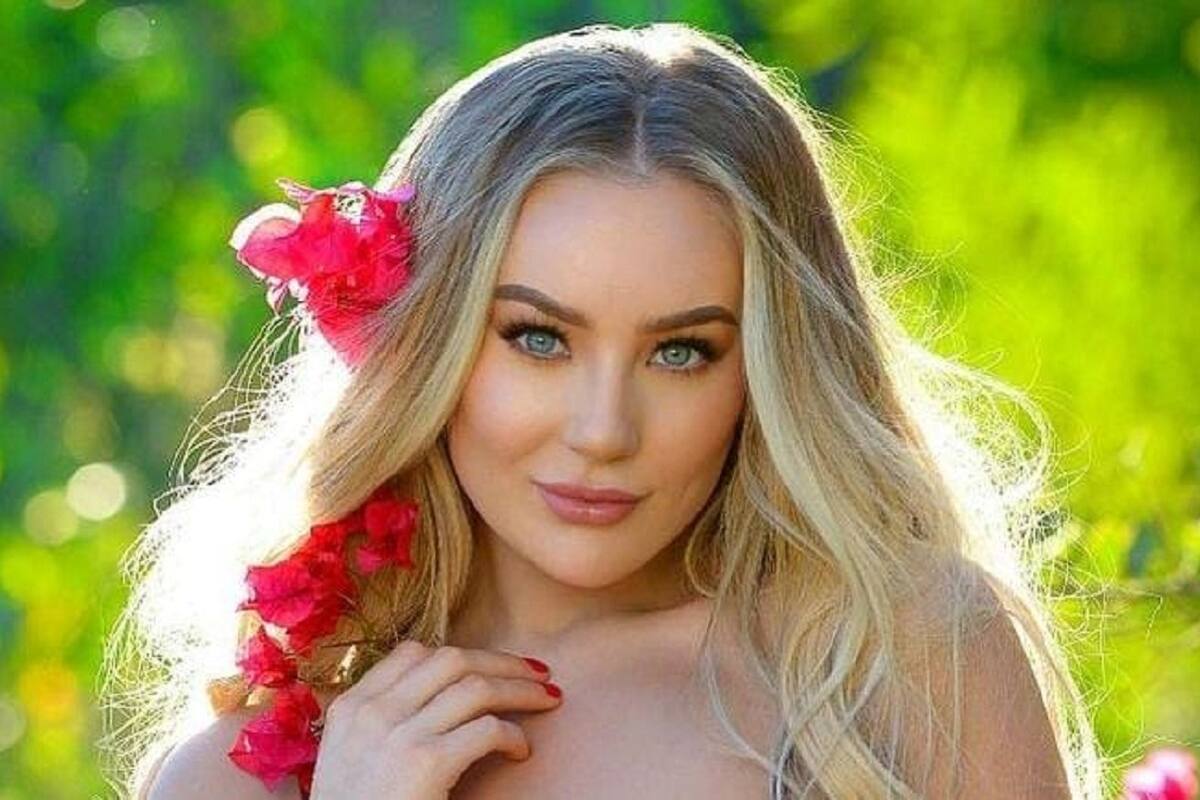 Bethany Lily April sorprende al modelar su chamarra sin nada puesto debajo de ella